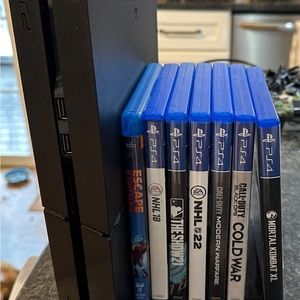 Used Sony PlayStation 4 Console 500GB - Black. Includes 7 games